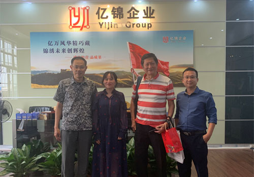 海南?？谲囌古穹看罱ㄅc客戶合影